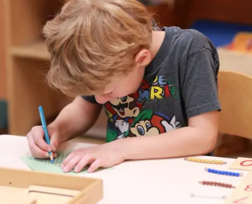 3K4A3238 a child using sensorial color tablets to explore gradients and hues